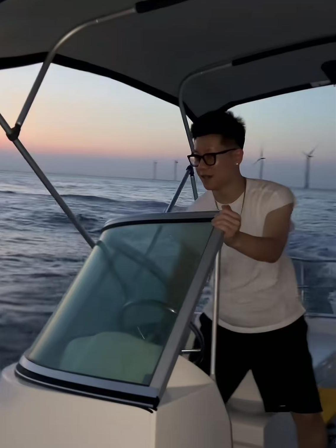 德云社董事长王惠真是慧眼识珠，把章九徕安排给孔云龙做搭档，真的很棒。舞台上，孔云