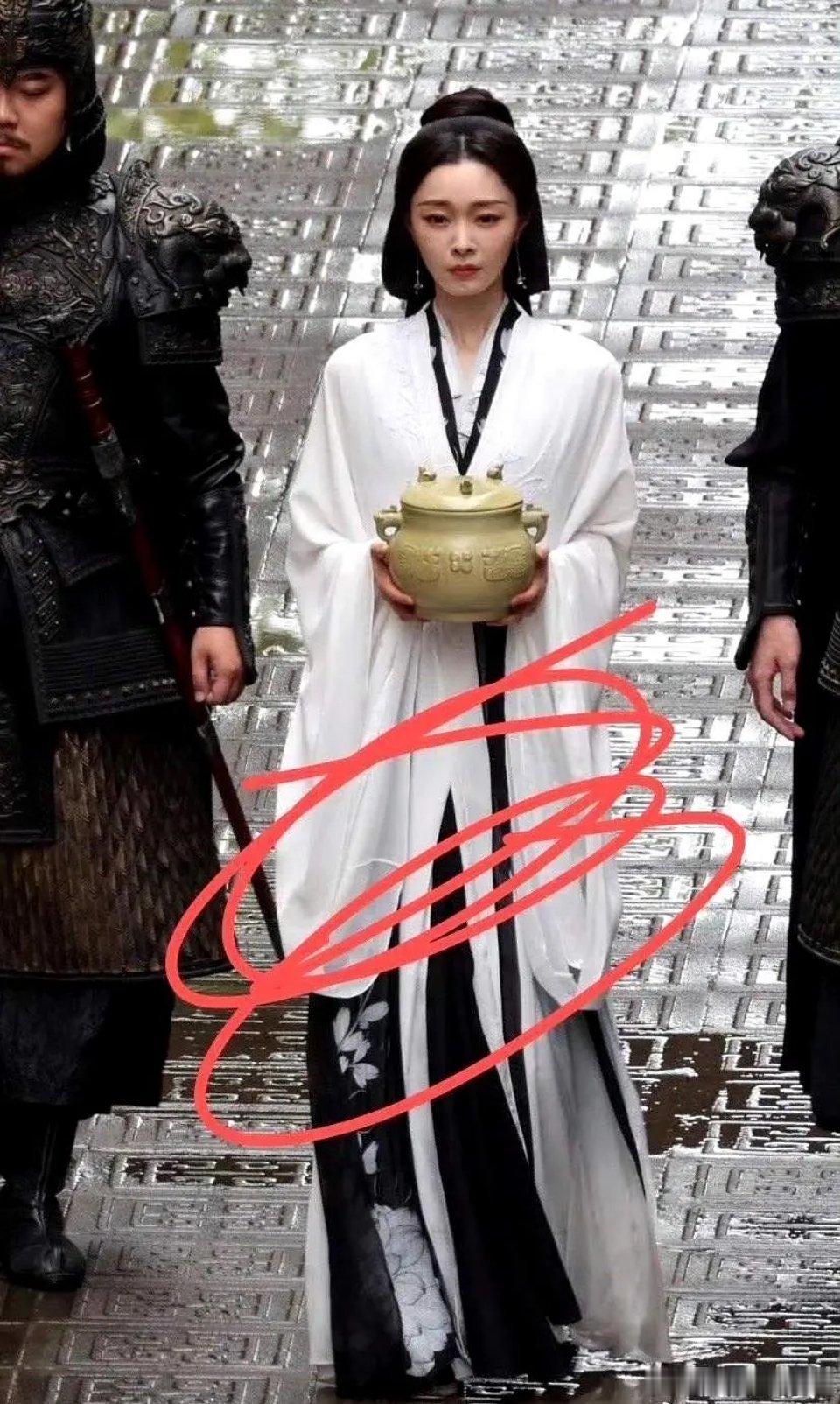 我感觉宋轶的这个垂耳兔造型有点像之前的《美人心计》呢 ​​​