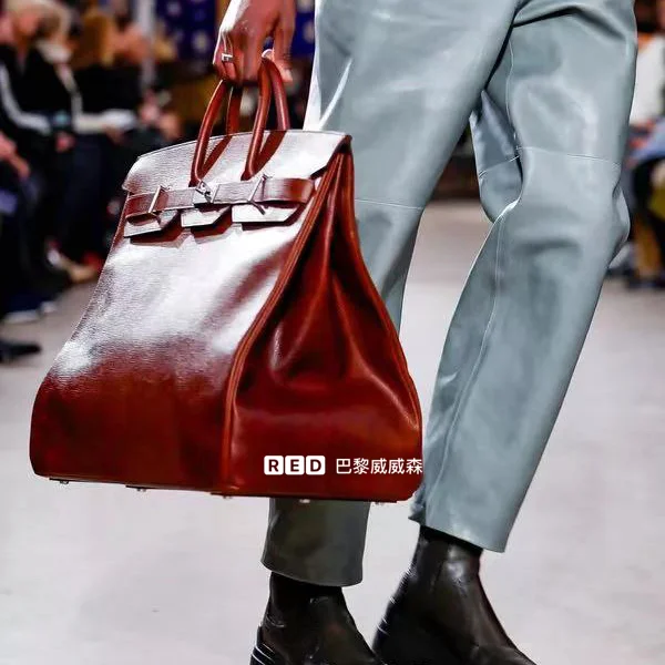 潮流就是始终走在平凡之前，当高级的色彩与时尚的构思捏合在一起，将诞生拥有无上魅力