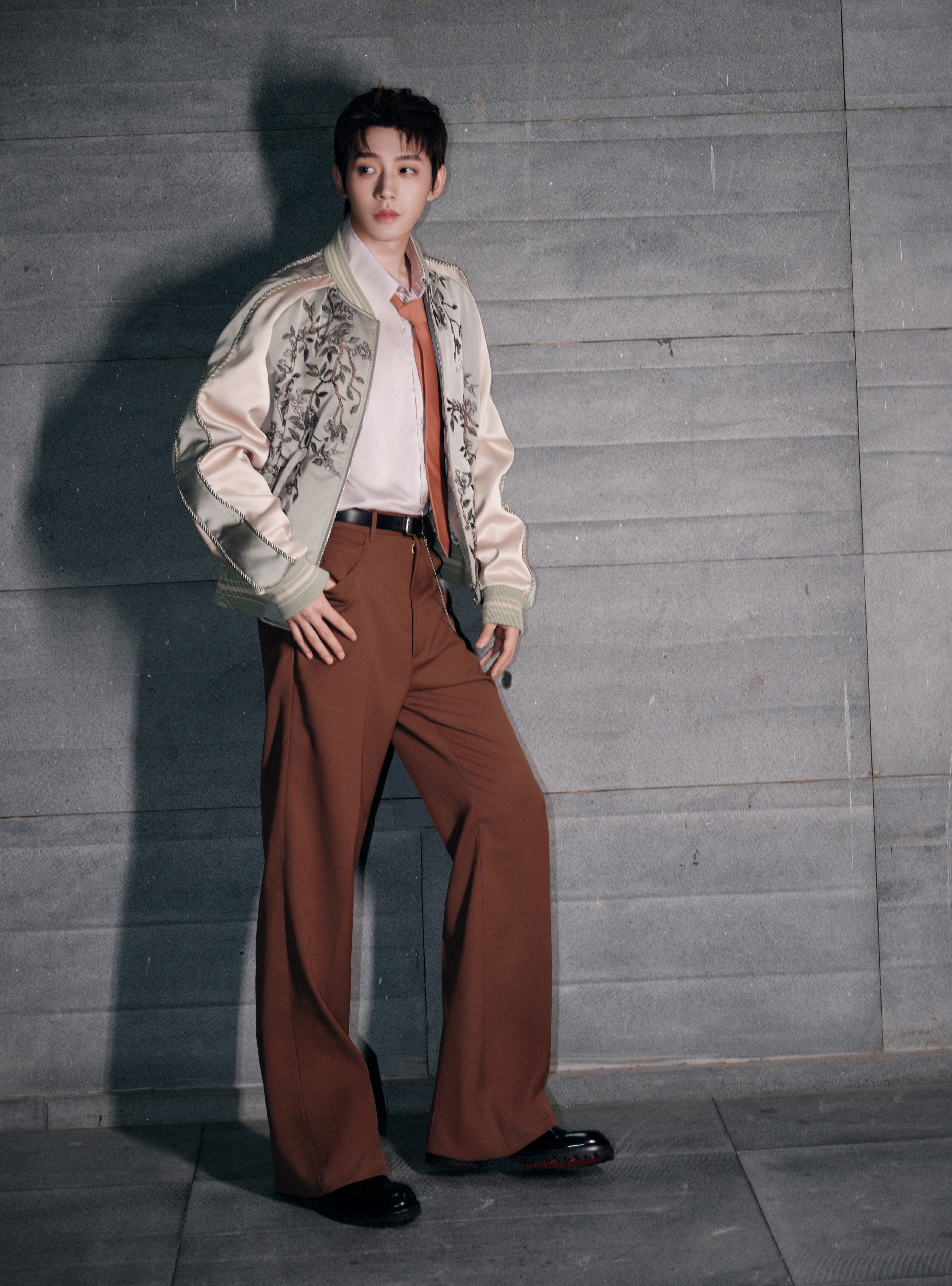 邓为今日份谷雨营业大片，演绎Amiri 2026春夏男装秀场Look，刺绣夹克搭