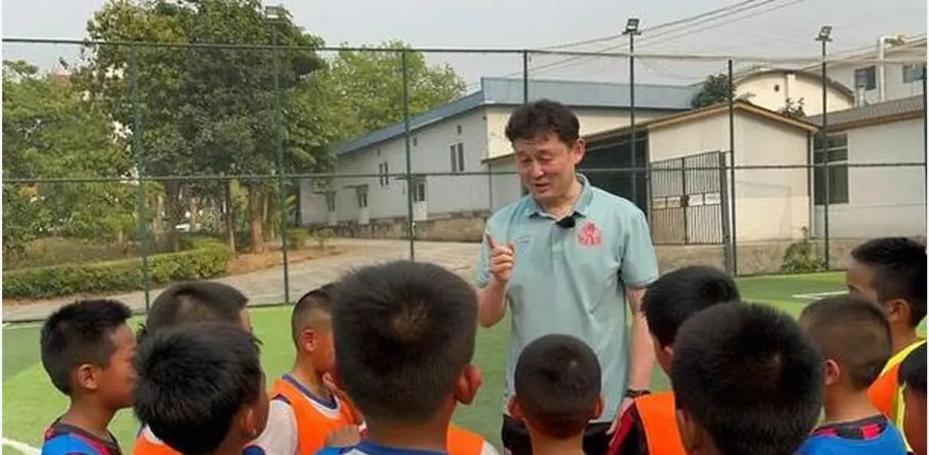 我终于读懂孙继海的足球哲学了，代价是1比9。
中青赛U13排位赛，嗨球少年被山东