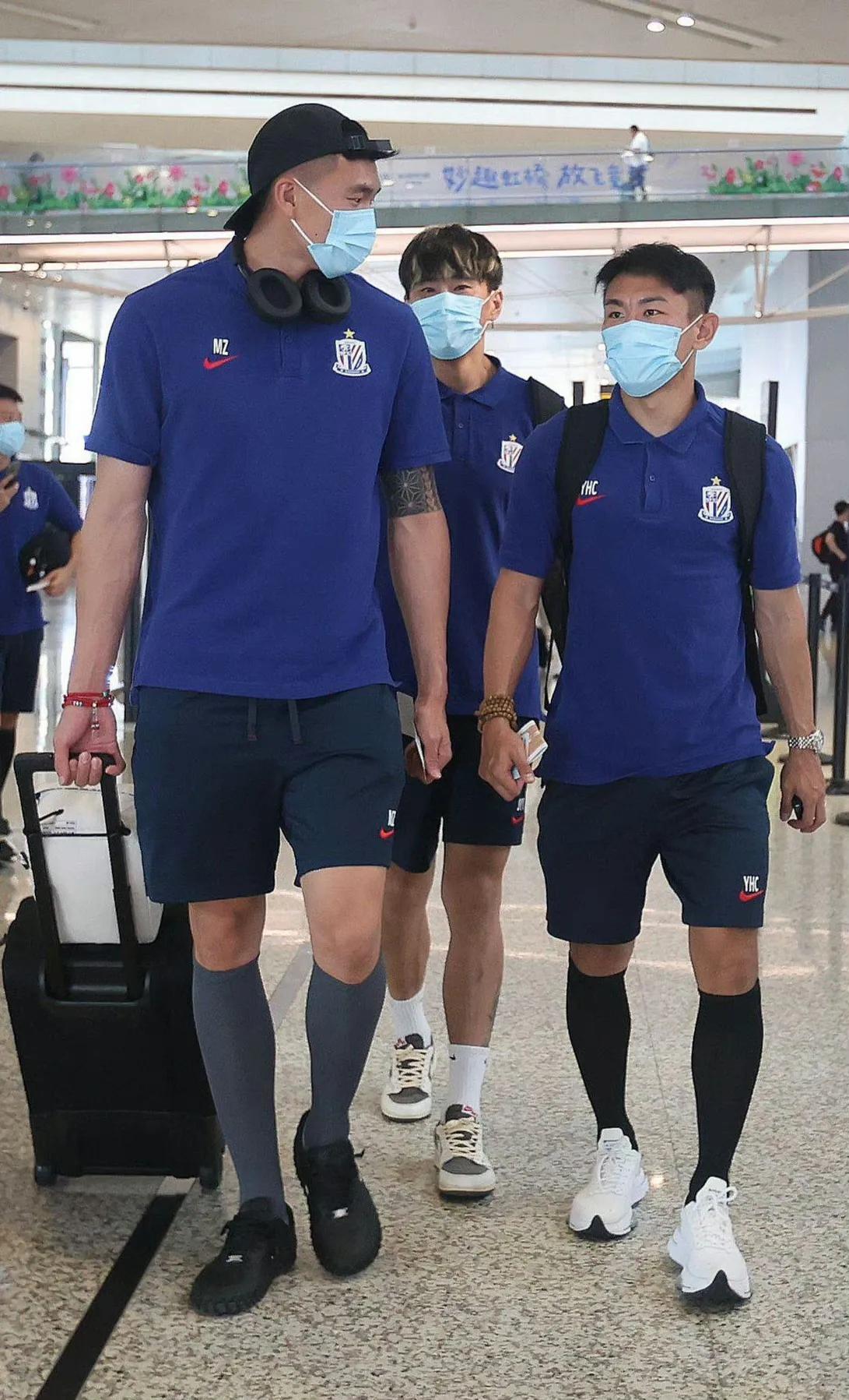 你是否也以为他在穿黑丝？[捂脸]其实球员穿丝袜有大讲究，特别是在这种特殊时候，对