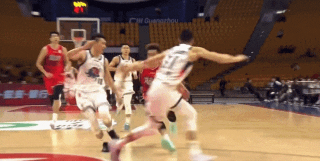 郭艾伦前交叉韧带撕裂 天呐昨天刷抖音看到艾伦又伤了被医护担架抬走，没想到竟然这么