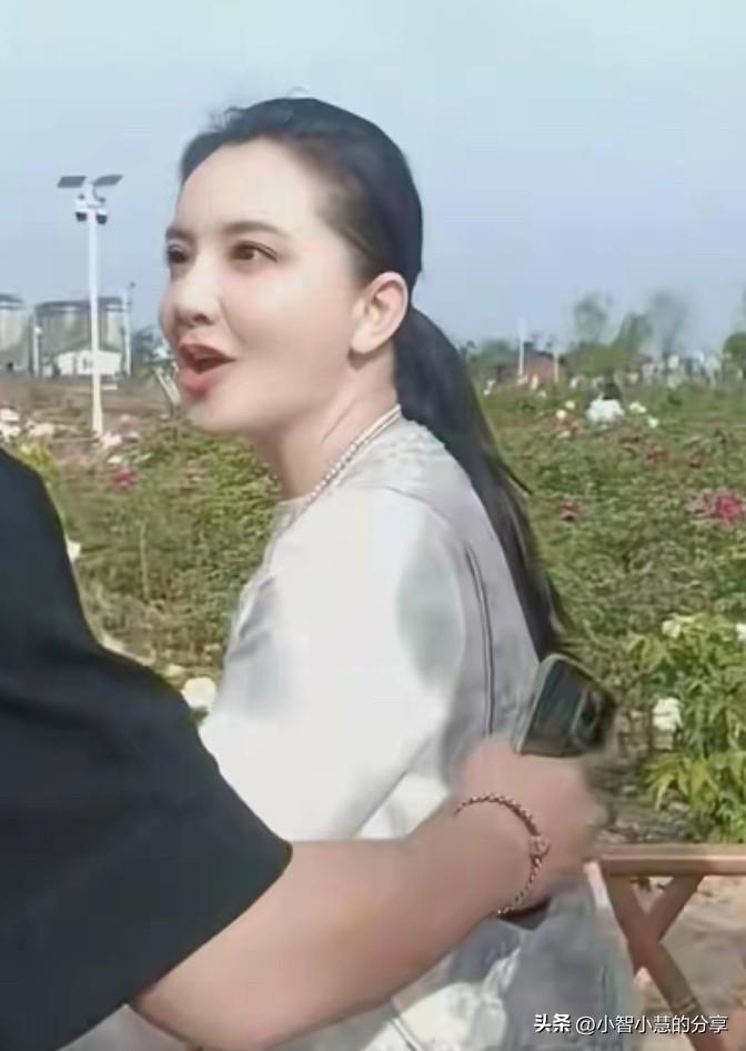 一晃眼，演员孙茜都48岁了，这么多年过去，她的颜值不仅没垮，反而更有韵味，岁月好