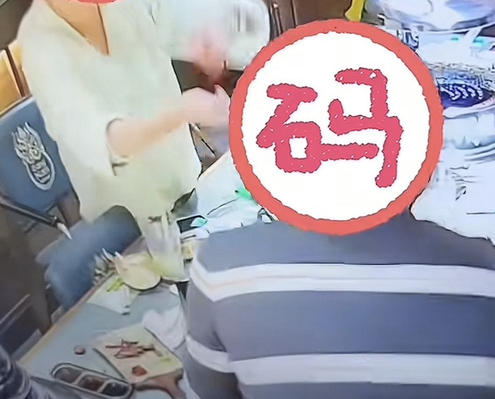 比重庆10人聚餐9人逃单1人拒付更没底线的事情上演了！
新疆乌鲁木齐的一行9人，