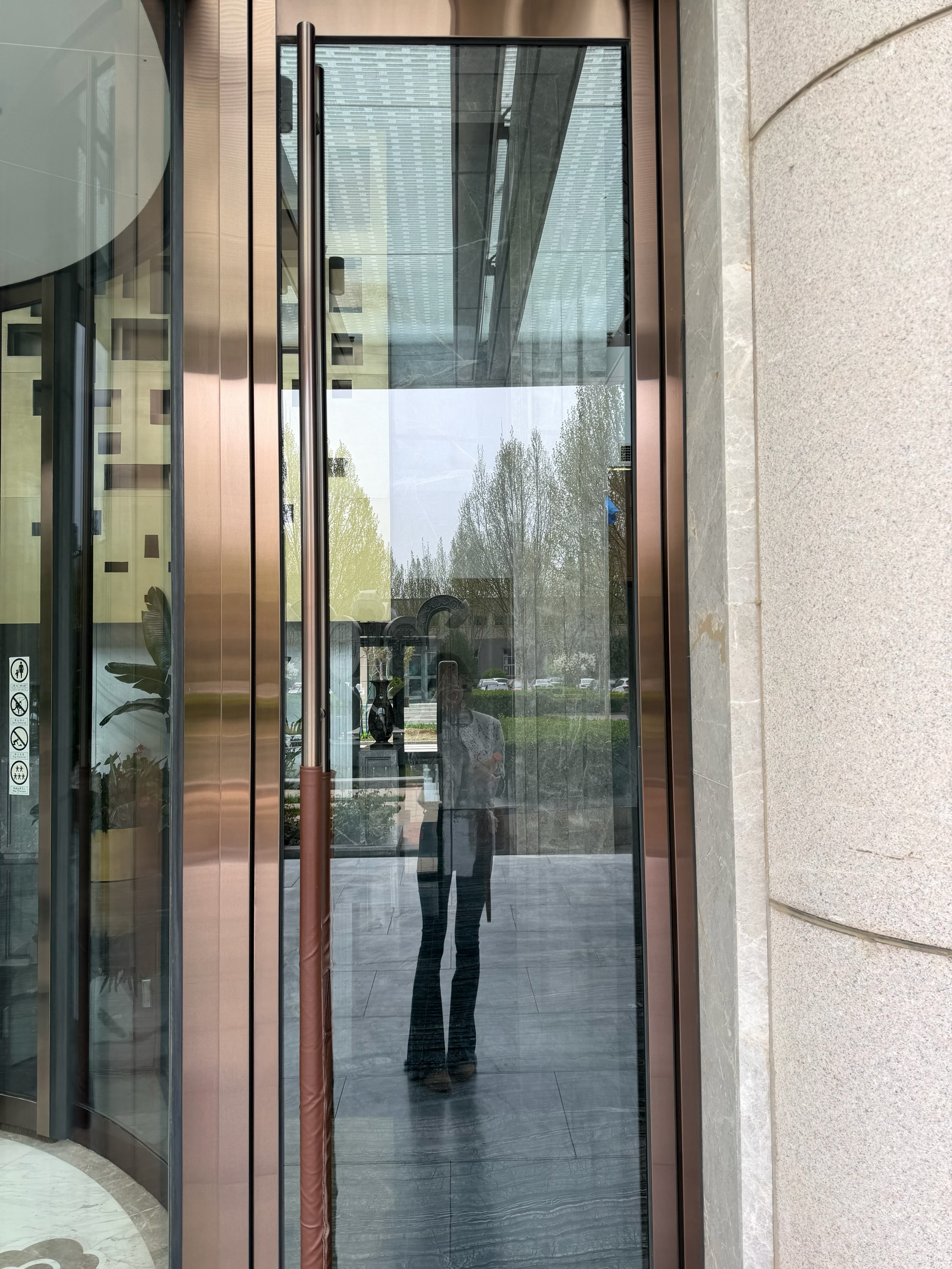 每次经过公司的大门都忍不住拍一张 