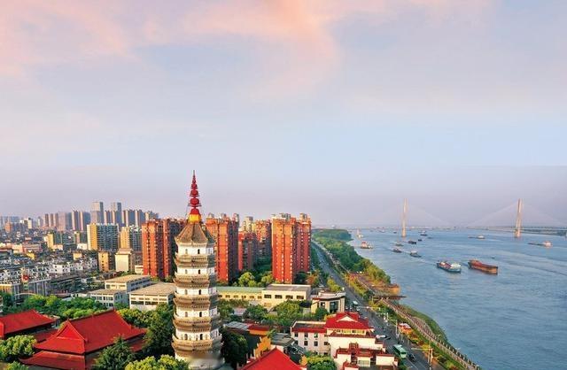 2025年，上海GDP破5.6万亿。

南京、武汉都站在2万亿门槛上。

重庆，