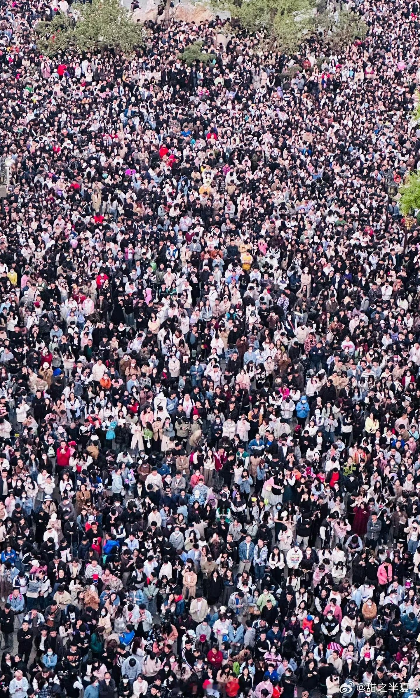 五一假期是捅人窝了吧今年五一，你在哪里看人头？[允悲] 人人人人人人景点人人人人