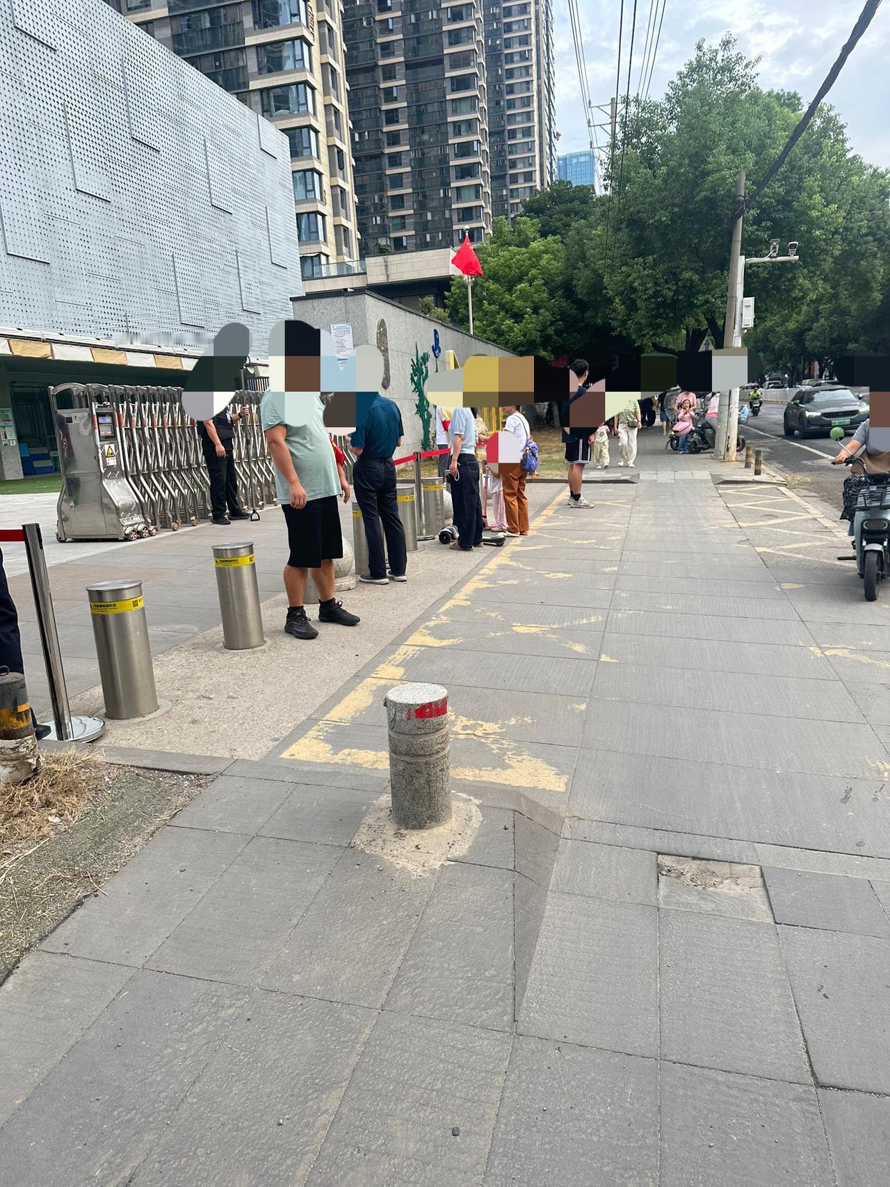 家门口的公立幼儿园曾经人山人海，早上的孩子和家长络绎不绝。
今天早上8点多从那边