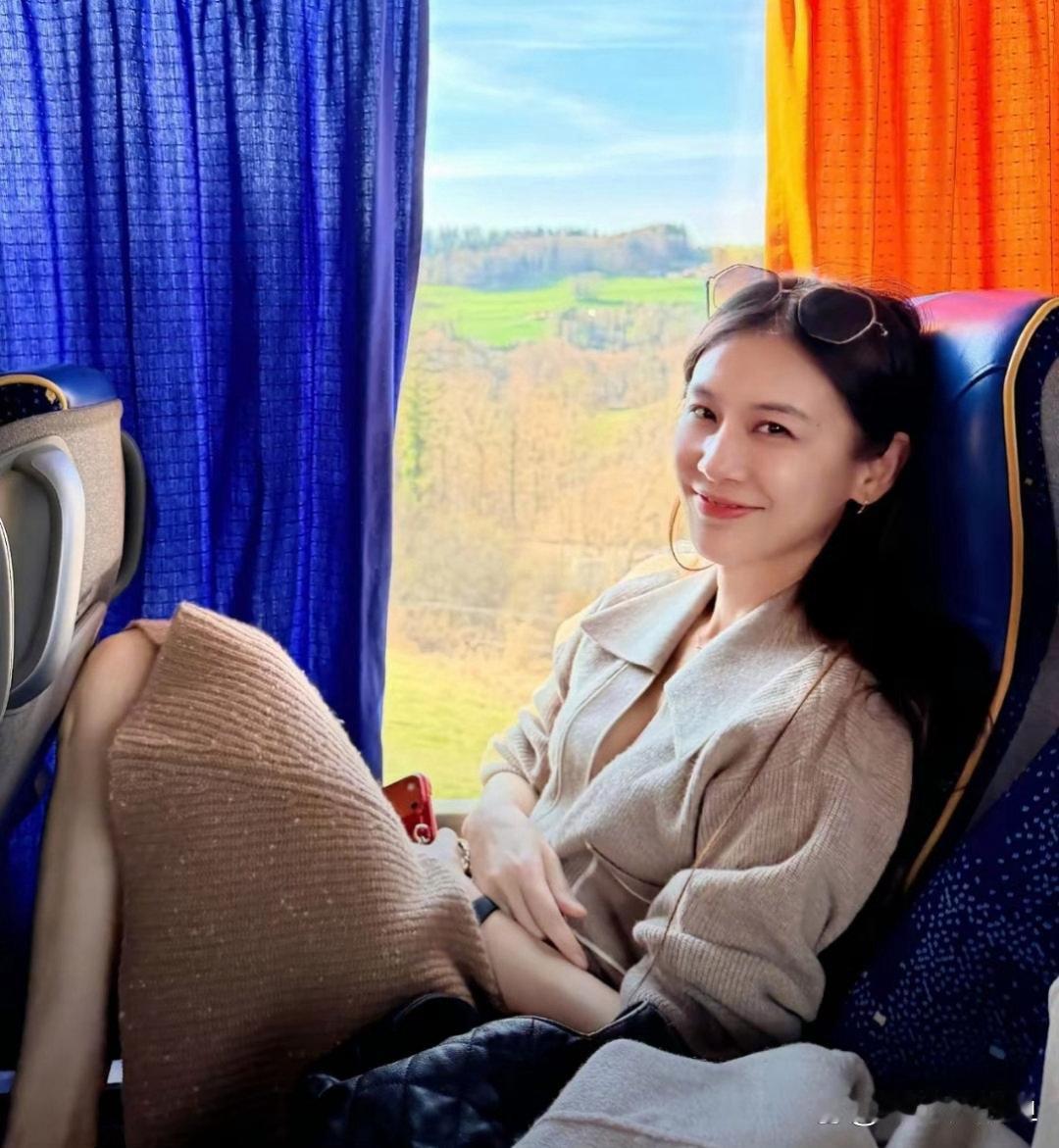 黄圣依真是越活越漂亮，气质精致又优雅，状态越来越在线！ 