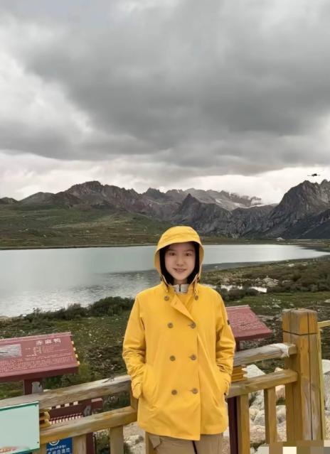 杨振宁先生的夫人翁帆近况曝光：闲暇出游、偏爱鲜亮穿搭，终于像个年轻人了！
 
自