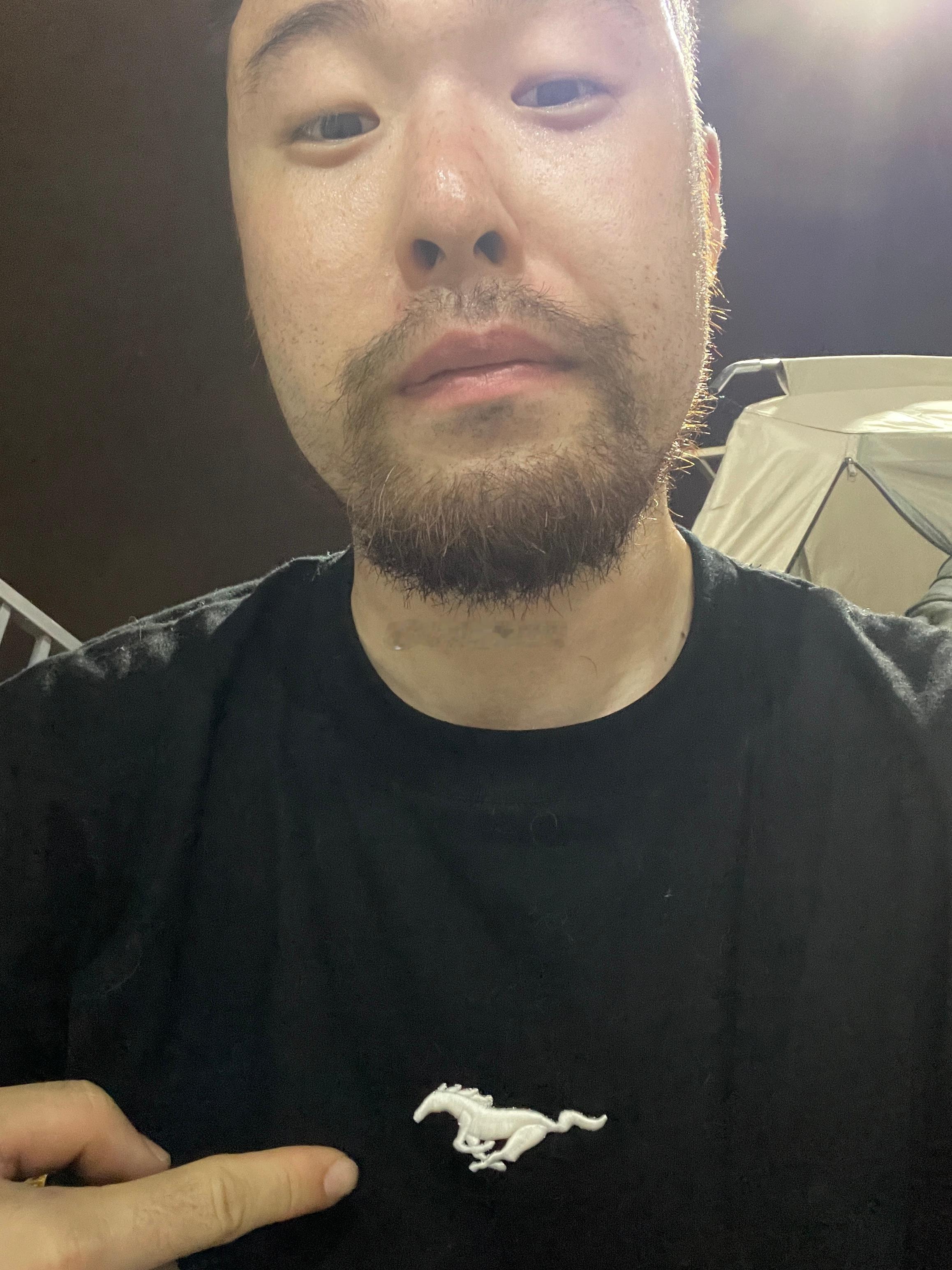 最近开始恢复 投投篮 把之前活动上发的衣服挨个穿穿 把V8穿身上了也算是[酷]猜