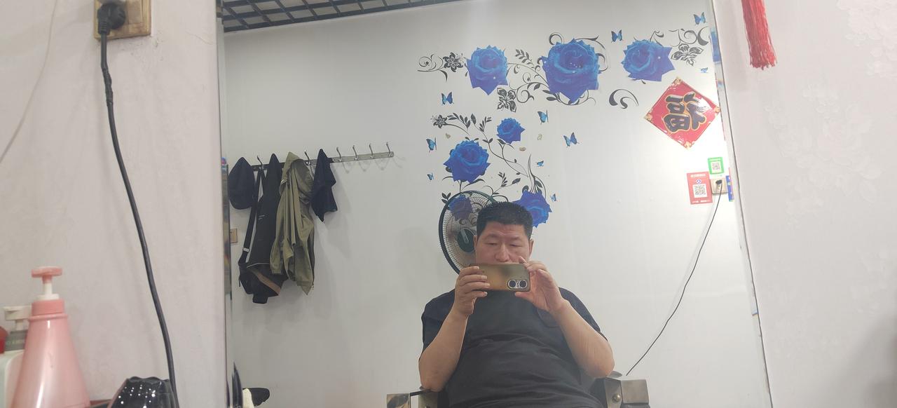昨天去理发。理发师是个六十多岁的男人。我问他理发多少钱，他说五块钱，我问他染发多