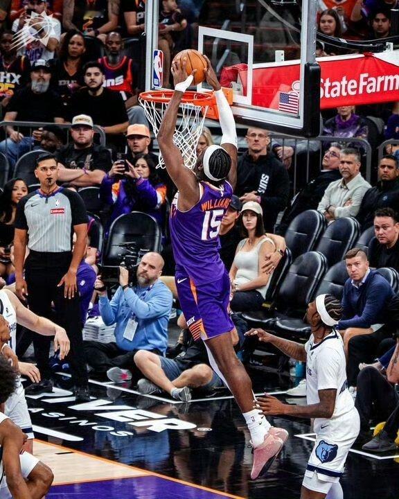 末节的布克在自我救赎。他用最不擅长的给内线传球，助攻马威爆扣反超比分。接下来，做