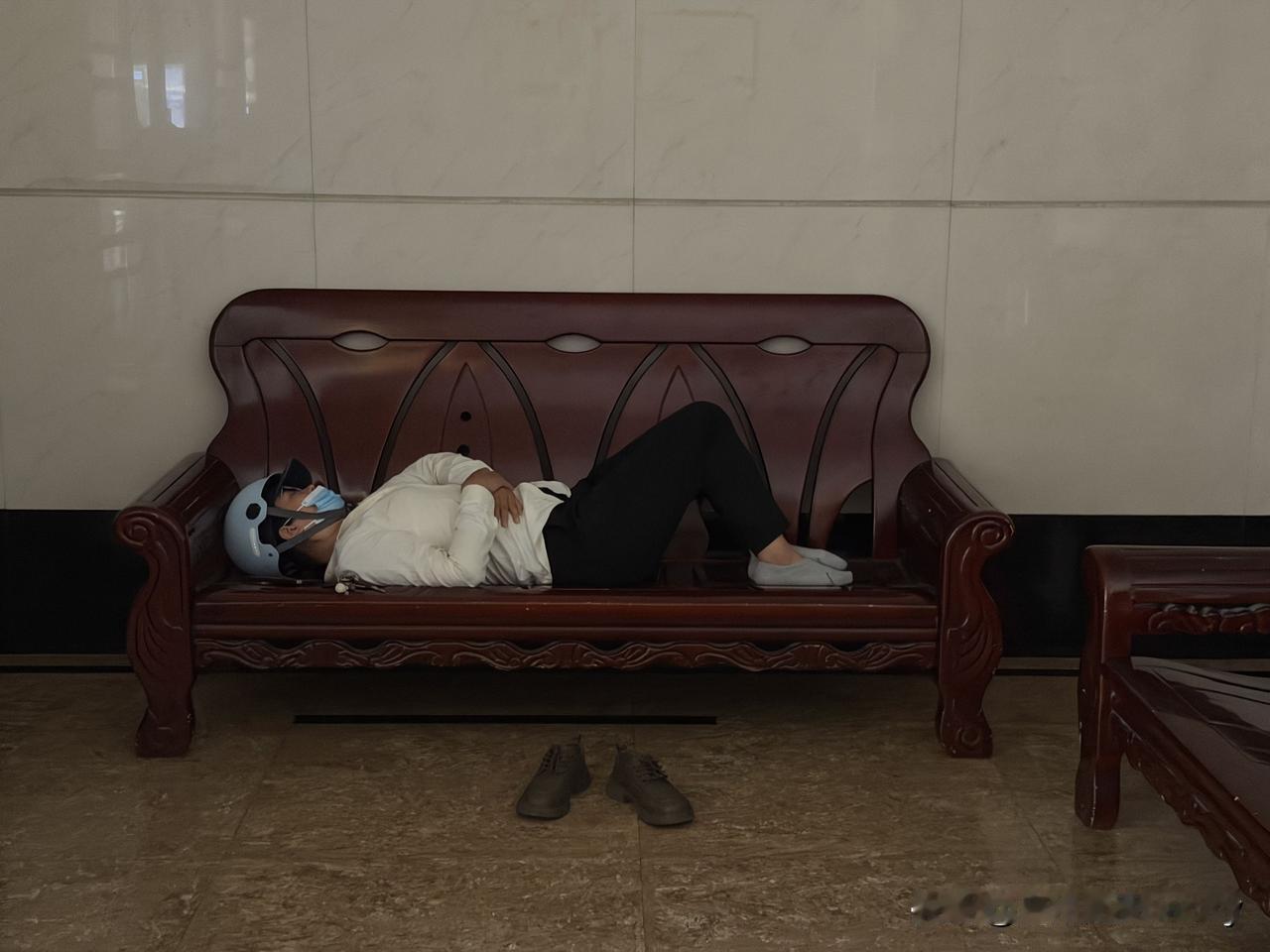 外卖小哥大抵是累了，在我家楼下大堂足足睡了2个小时，生活不易，赚钱艰难。成年人的