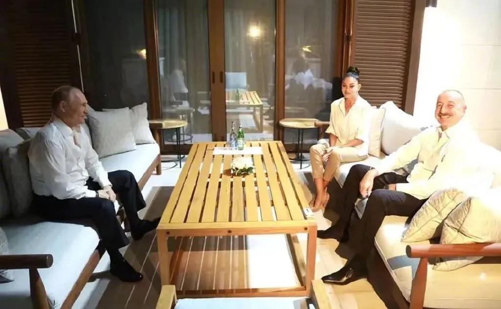 “普京突然飞出国”？

在俄库尔斯克地区猛烈交火之际，俄罗斯总统普京突然飞到了阿