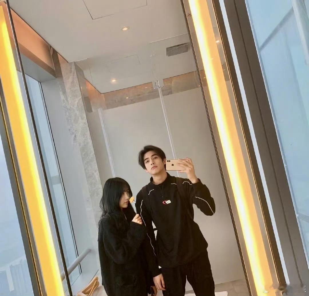 宋威龙姐姐颜值 好会生的一家