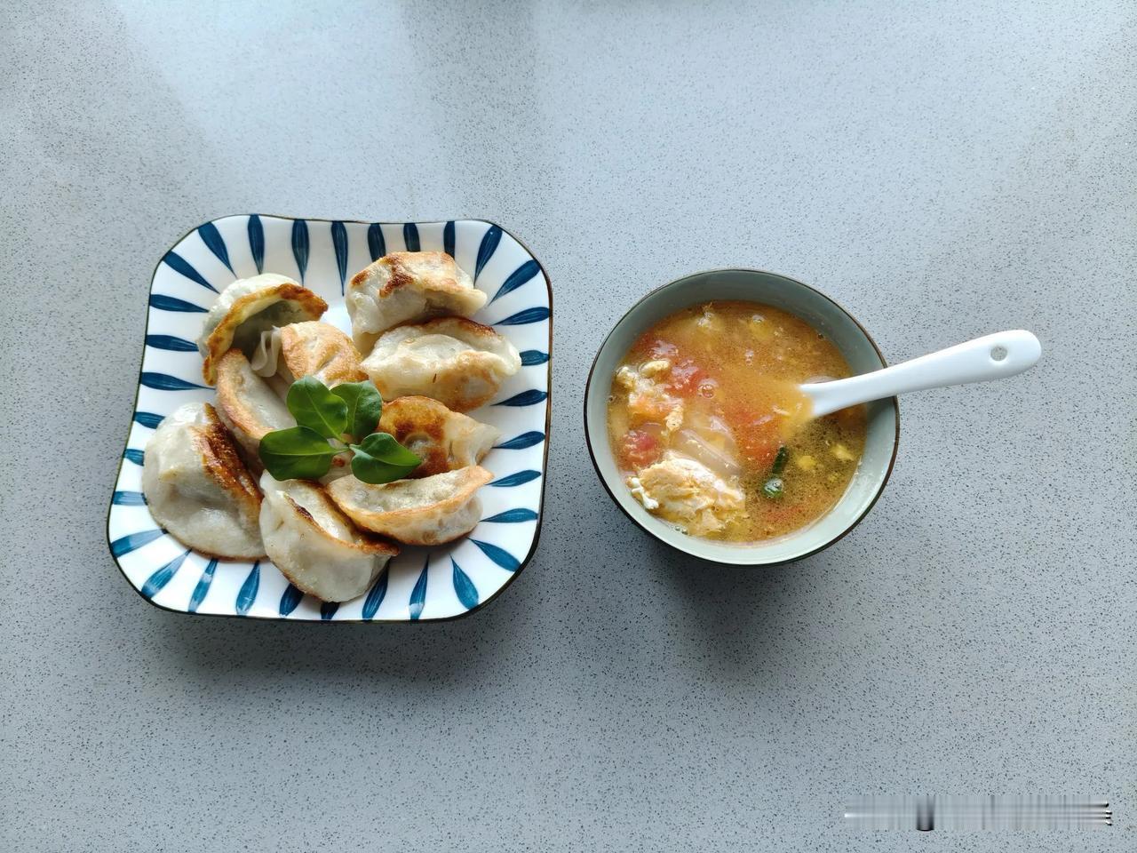 美好的早晨从餐桌开始。煎饺子，西红柿鸡蛋汤。原来今天还是今日头条提现的日子。提现