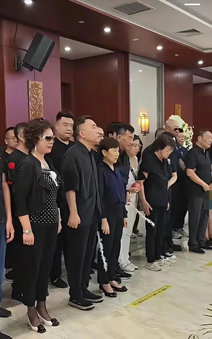 再怎么闹，这个时候还得是原配站在身边。
孟真和杨议，因为小五婶儿的事情闹得沸沸扬