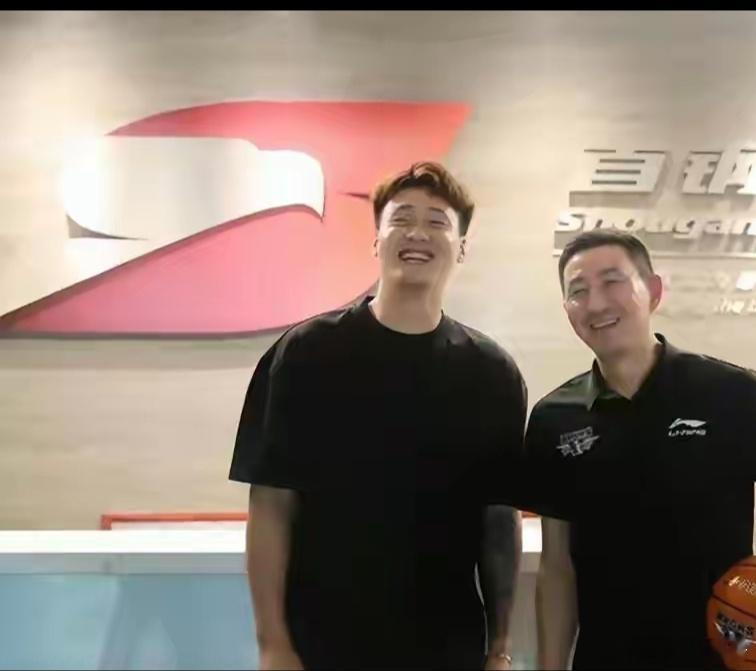 现在来看上海男篮球迷也应该感谢广东男篮，如果不是当初狮子大开口报价赵睿和周琦，这