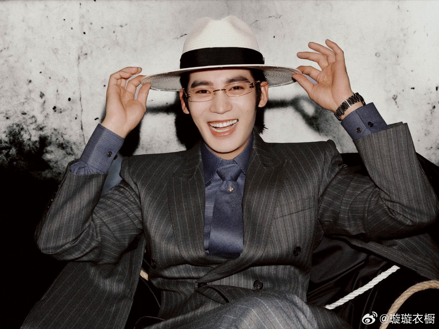 于适指尖轻触眉骨，银戒在暗影里划亮冷光，眼波流转似困兽藏着原火。暗夜男爵于适