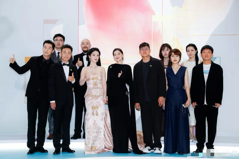 恭喜杨紫获得白玉兰视后！今晚全体紫粉们狂欢，杨紫太不容易了。刚刚工作室发了博文，