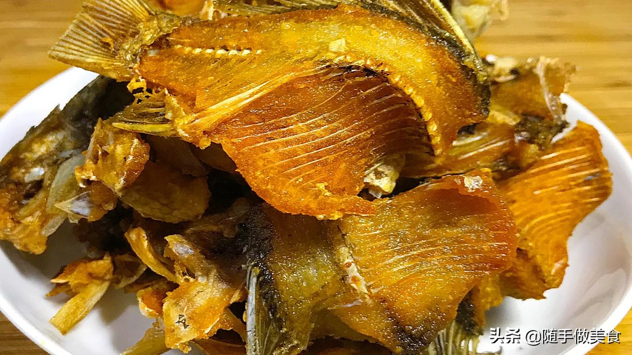 豆豉鲫鱼的做法，鱼肉鱼骨都入味，下酒神器
具体做法点击右边视频链接>>