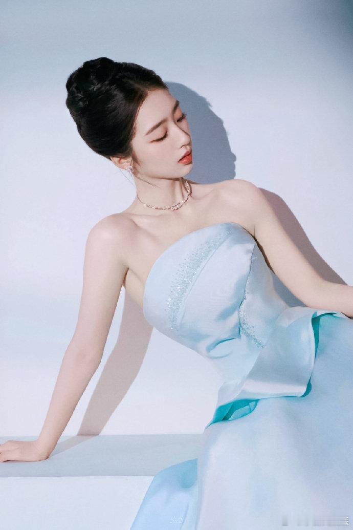 邓恩熙好温柔的美 哇，邓恩熙的温柔美太迷人！国剧盛典上，她身着天青色抹胸裙，清润