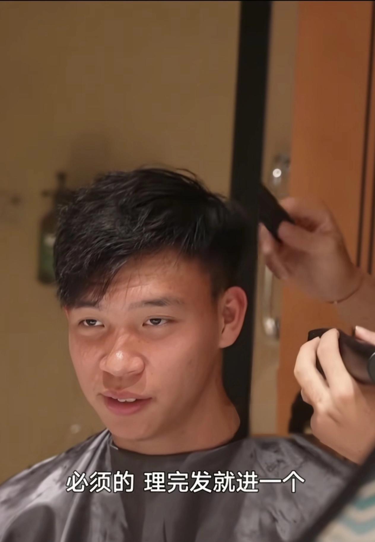 国足队长徐彬化身“托尼”老师，为国足队员剪新发型，小伙子们决赛力拼日本队！！！