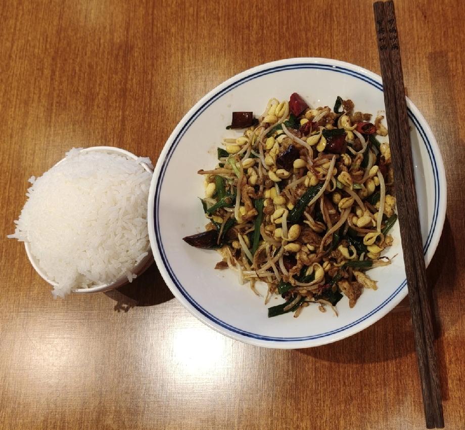 同济南路地铁口附近，罗妈炒锅…豆芽鸡蛋炒锅9.9元.米饭🍚3元自助续，干辣椒?