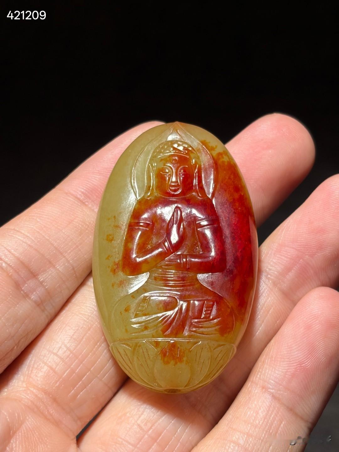 清和田玉黄玉佛佩
尺寸5.2×3×1.2厘米，重量32.6克
