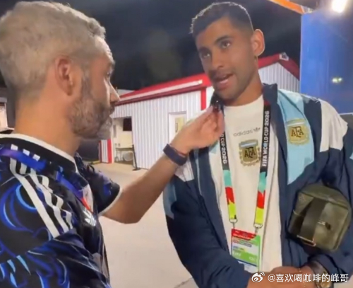 记者Pollo Alvarez对阿根廷球员进行了简短的采访，罗梅罗对梅西昨天的表