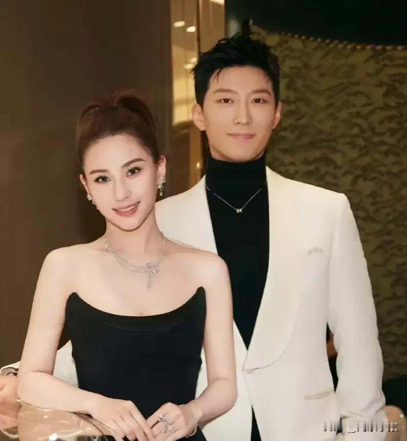 在这个快节奏的时代，爱情似乎成了奢侈品。但何超莲和窦骁的故事，却给了我们另一种启