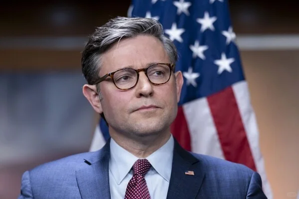 议长约翰逊顶住压力通过关键拨款法案 距离政府停摆仅几个小时，众议院议长...