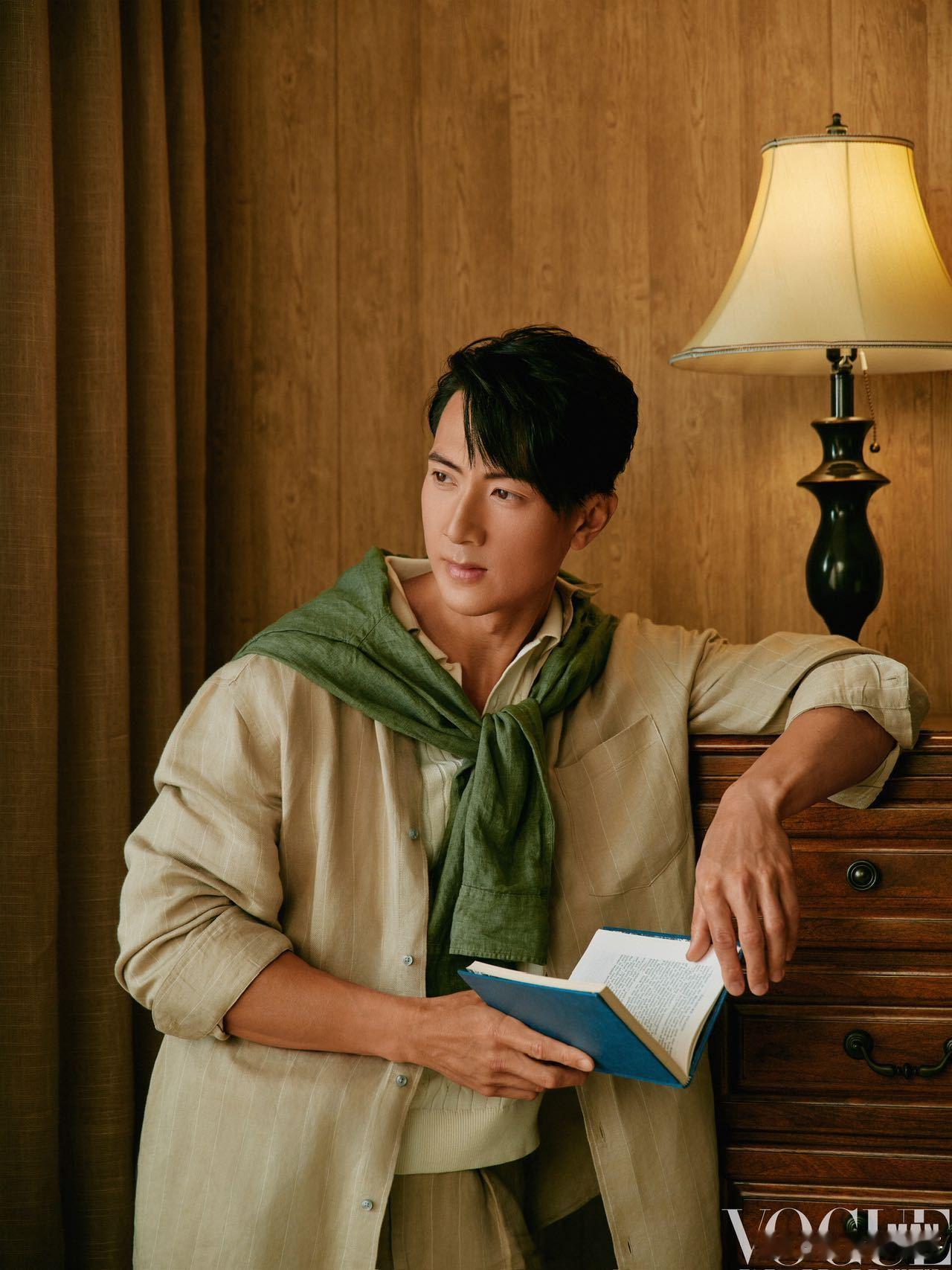 真的被吴尊惊到，46岁还能这么会穿，绅士感和冷感切换得也太丝滑了吧！ 