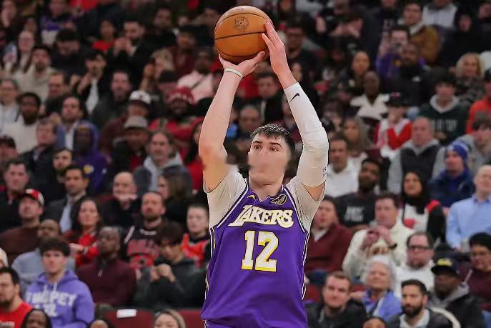 拉拉维亚就是一个合格的轮换球员，与先发球员的水准还是有不小的差距的。湖人想要做到