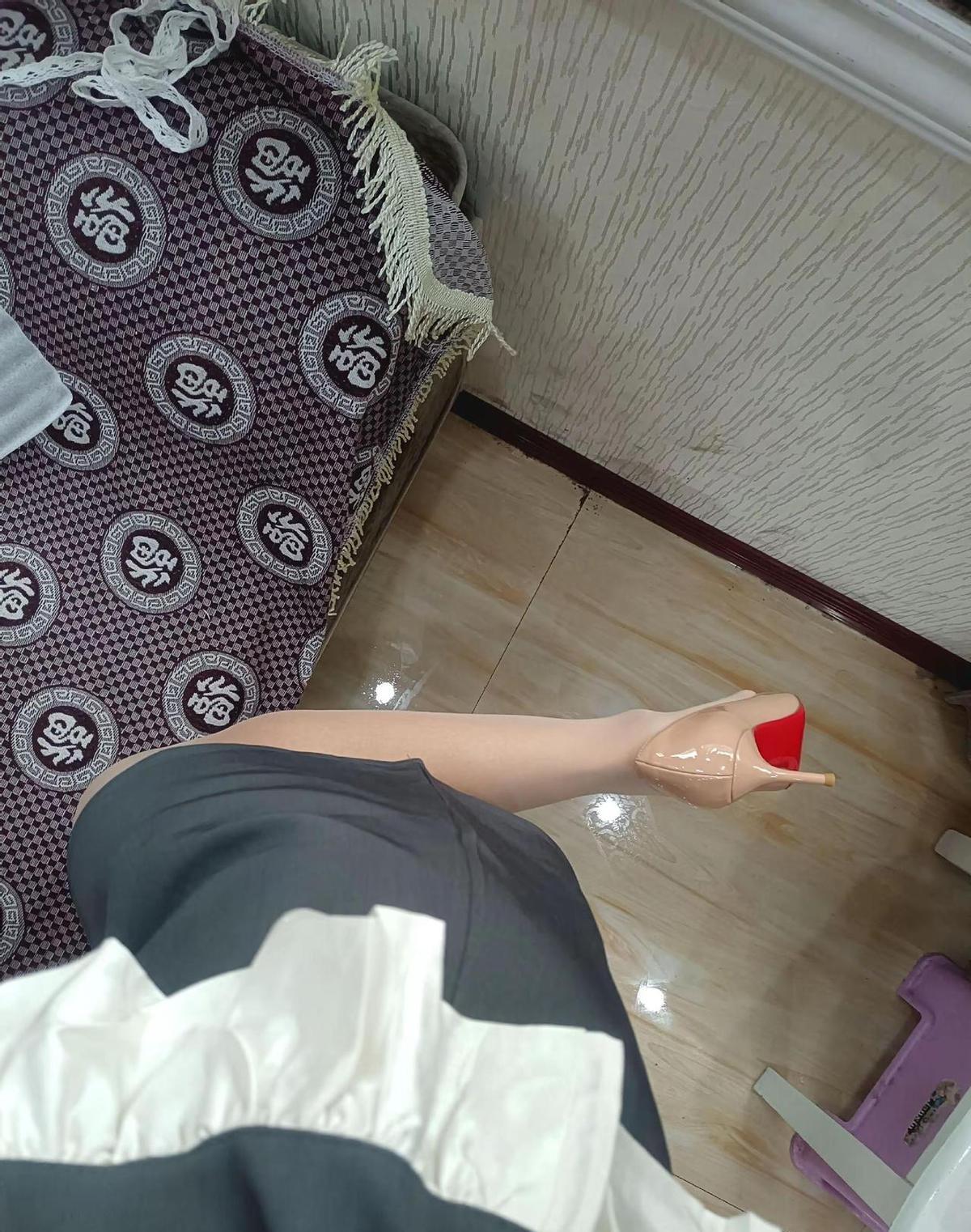 奶白过时了？
别骗自己了，2025年流行的是“冷萃奶油”，Pantone都盖章了