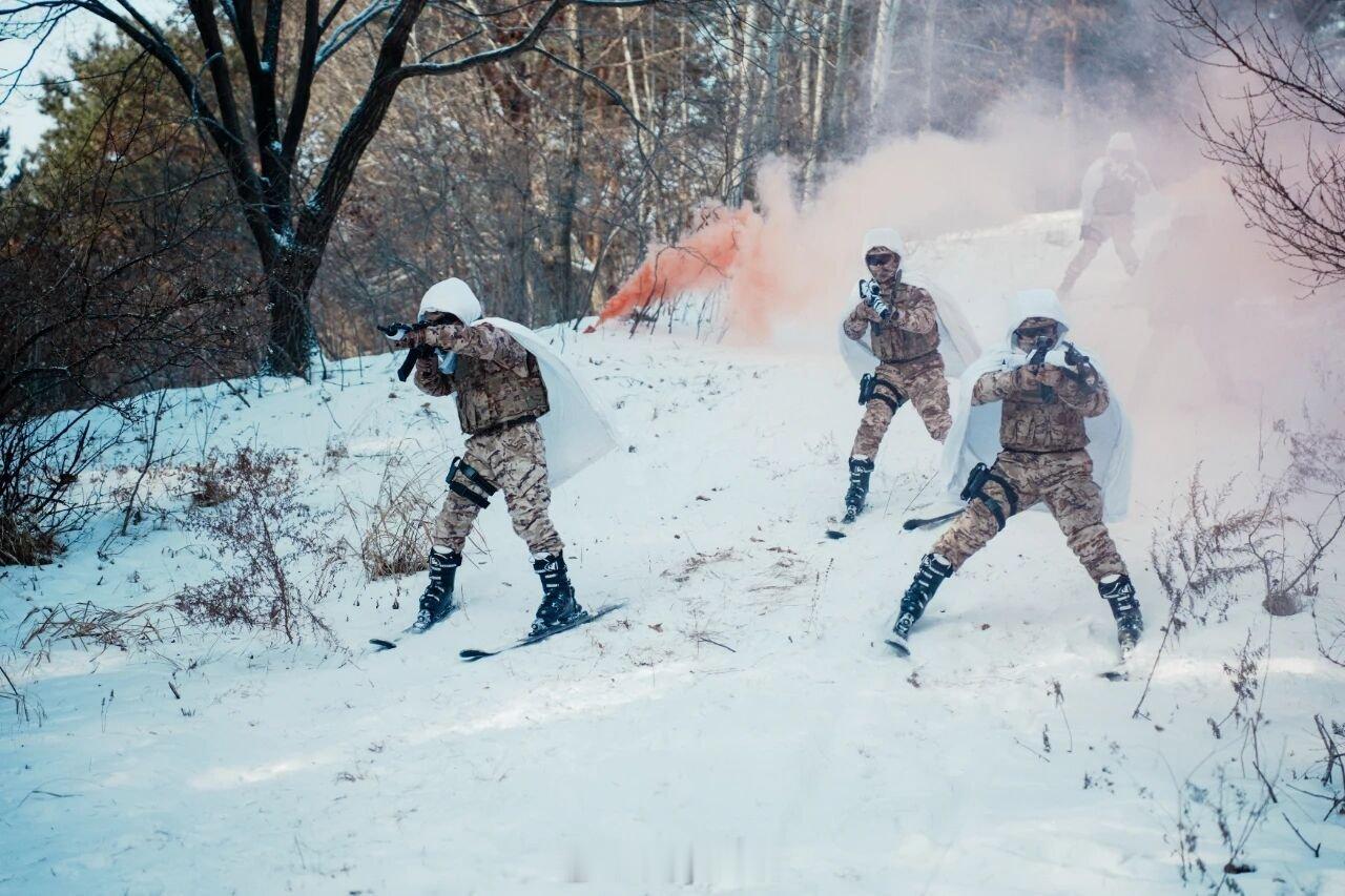 特战尖兵 近日，武警黑龙江总队某部紧贴实战需求，组织官兵开展雪地捕歼战斗演练。此