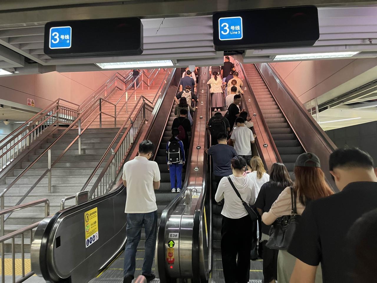 就让你走路运动一下。
