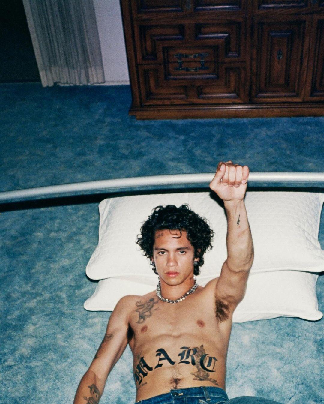 Dominic Fike 成为 Marc Jacobs 本季度的广告男模。
Do