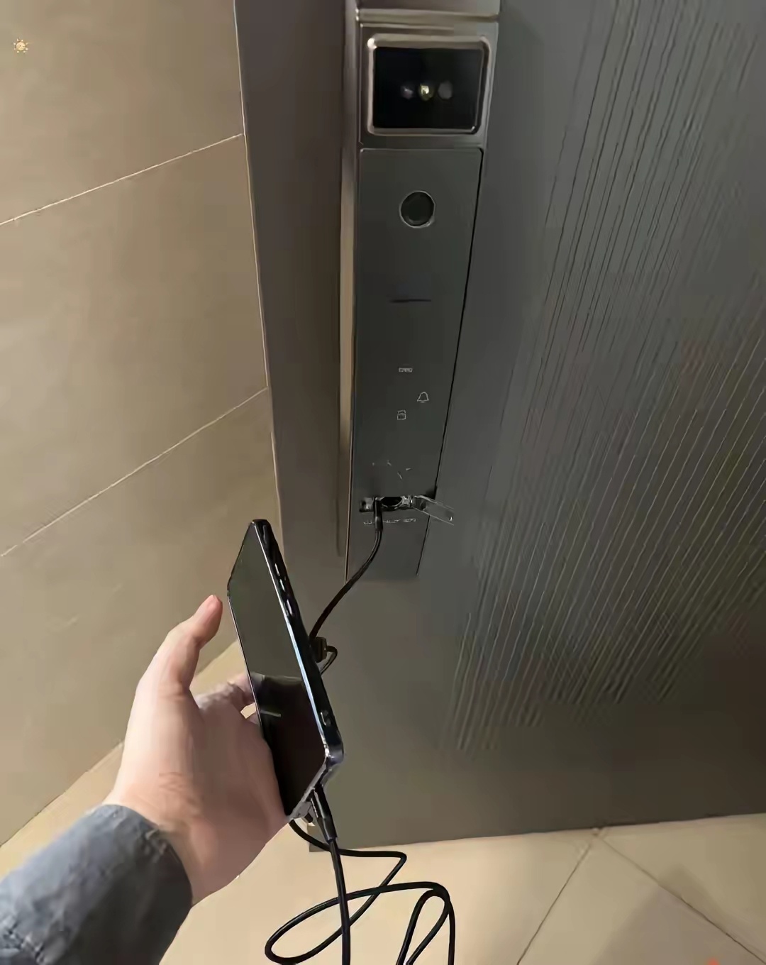 智能门锁没电了怎么办?千万不要找开锁公司，150起步用充电宝或者手机反充，一分钟