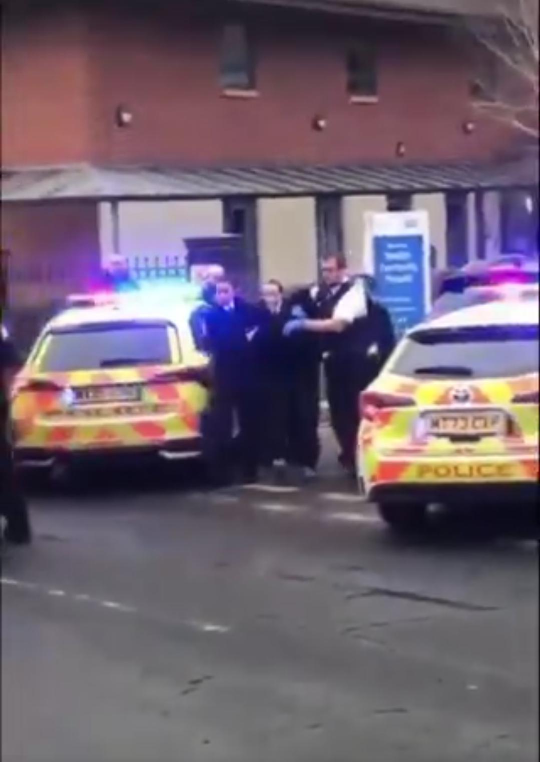 新闻快讯——英国默西塞德郡牛顿勒威洛斯市一家医院内，一名20岁阿富汗男子持撬棍袭