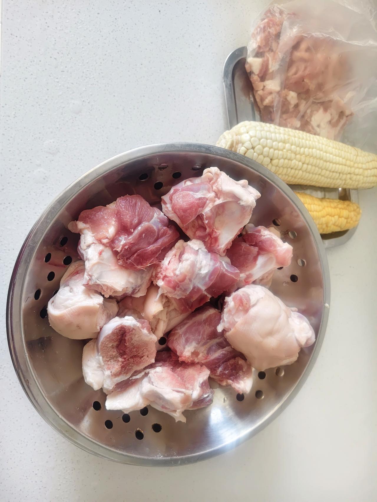 那就在弄个蒜蓉生菜和杏鲍菇炒肉吧。

前天看儿媳妇挺喜欢吃生菜的，这个也有营养，