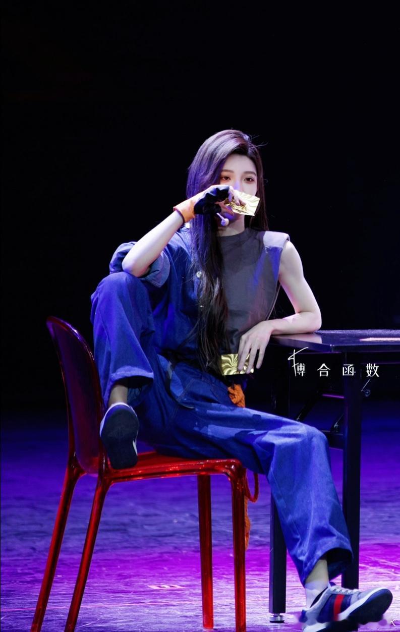 念念不忘的鞋品巅峰谁能懂沈梦瑶穿薄底板鞋多帅…… 
