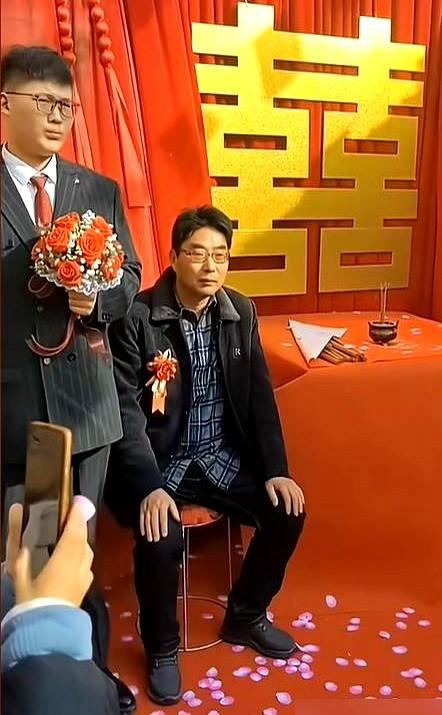 流量捧起来的媳妇到底有多坑？大衣哥朱之文算是彻底看明白了。

儿子朱单伟那场闹剧