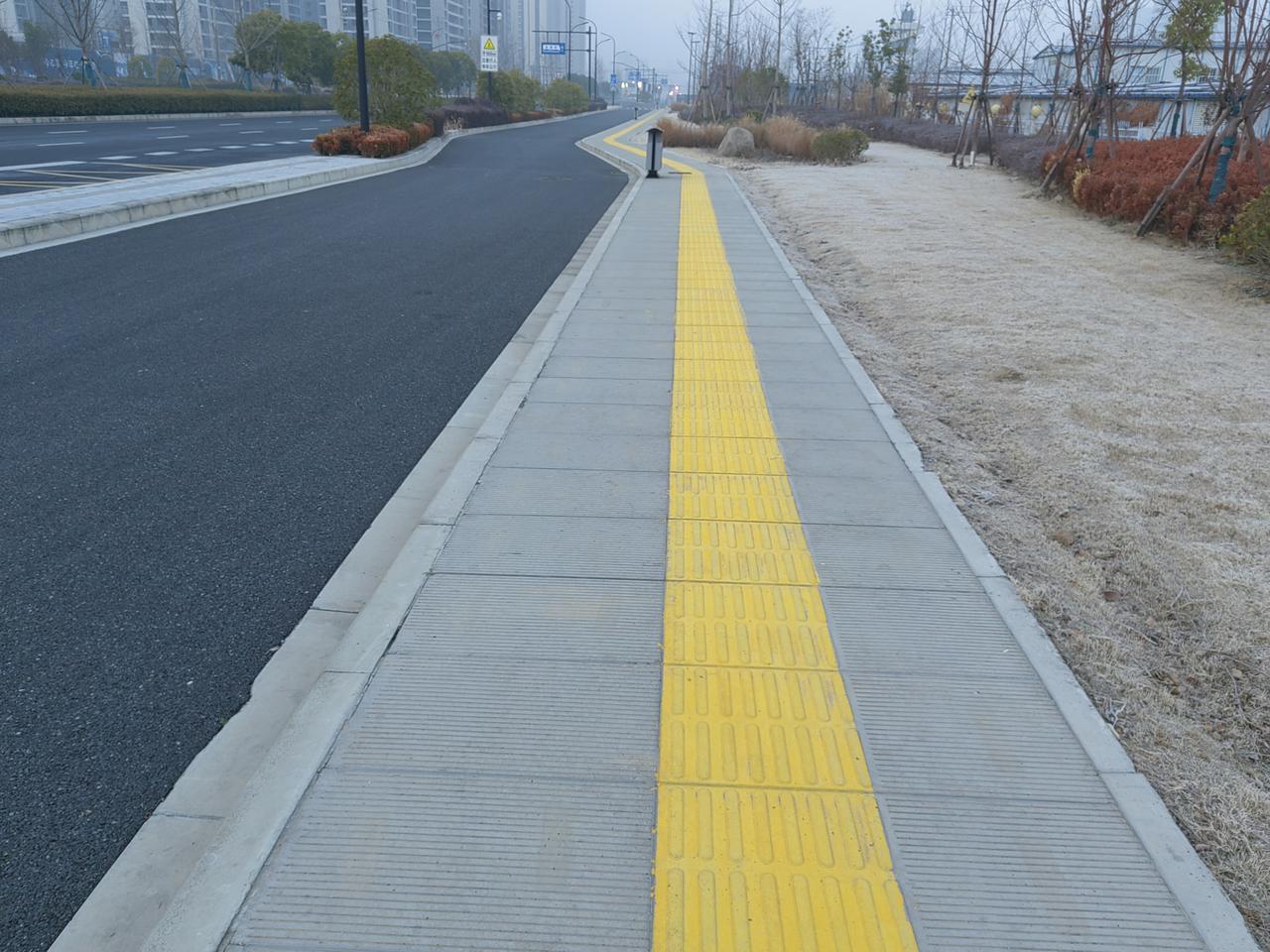 “盲道”不能“盲”、不能错，更不能是断头路！附照为在大源同登路大桥南路口所见。
