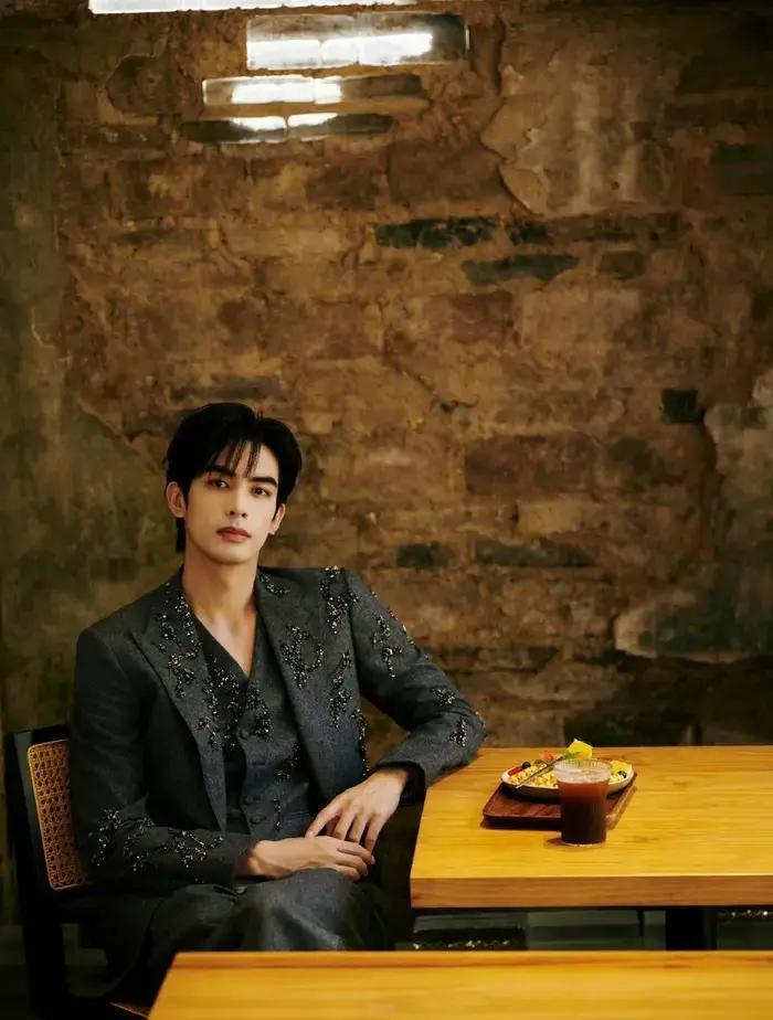 2023年，内娱圈宋威龙凭《骄阳似我》霸总角色爆火，却剧外一连串憨萌操作，让高冷