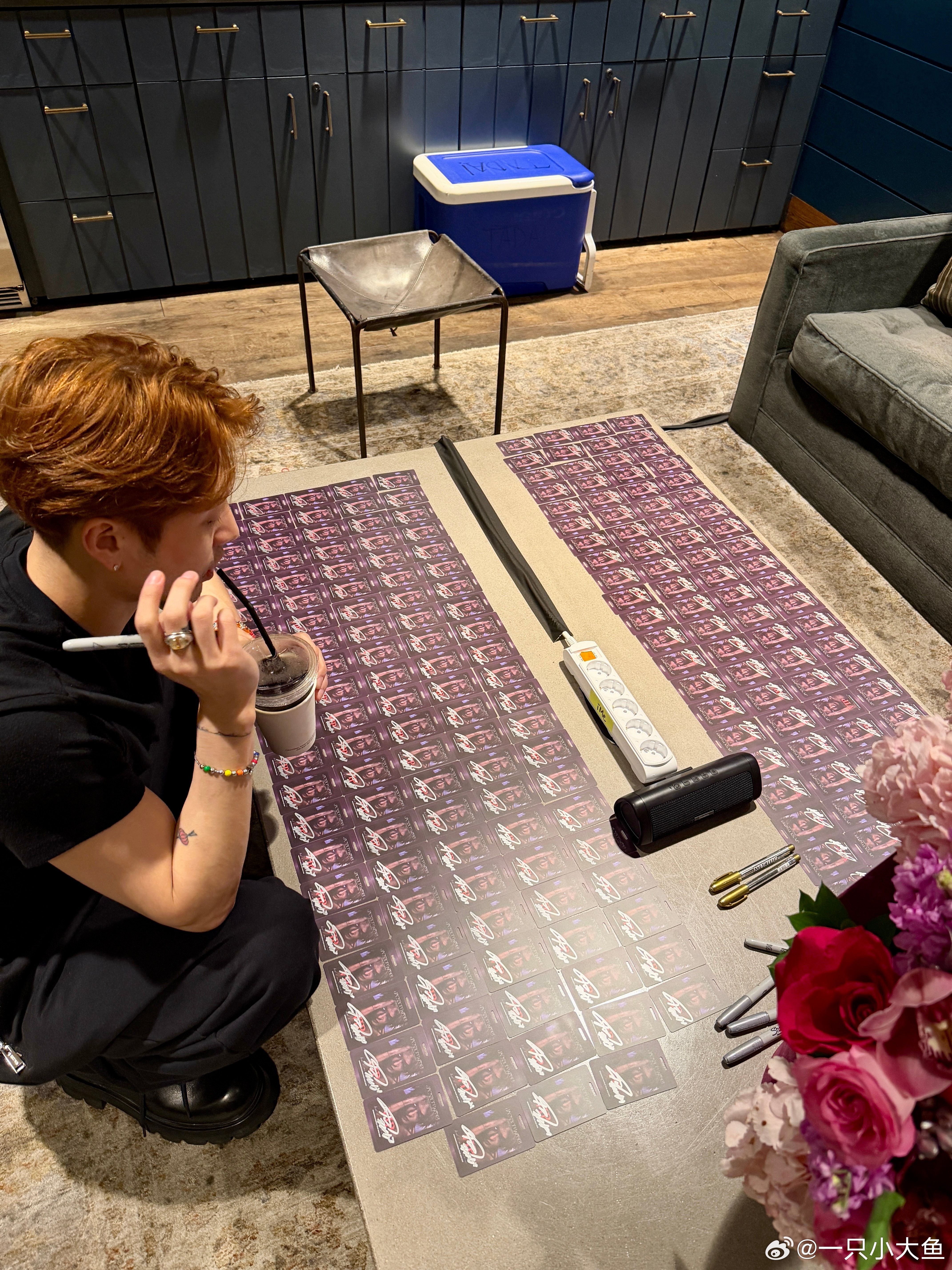 王嘉尔往那一站他就足够吸引我 