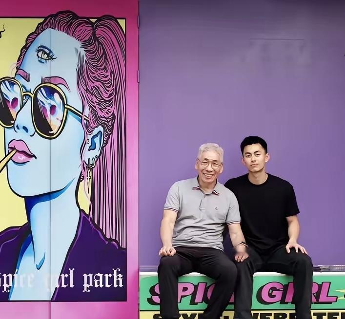 刘姥姥把手自然的搭在了旁边男生的腿上，不过旁边的男生笑容有点勉强！要知道，之前网