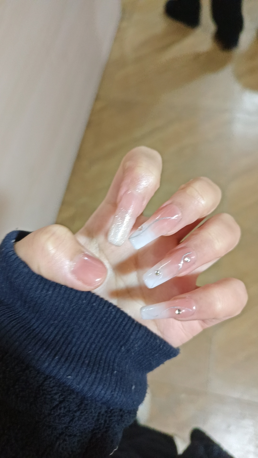 化妆没干了 又继续干美甲了 加油练实操 早日拿到工资 美甲好累 背好痛啊 这个店